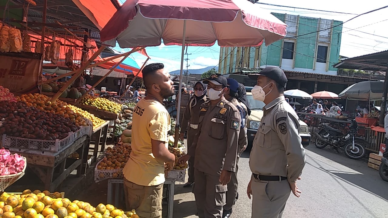 Puluhan Pedagang Buah Ditertibkan