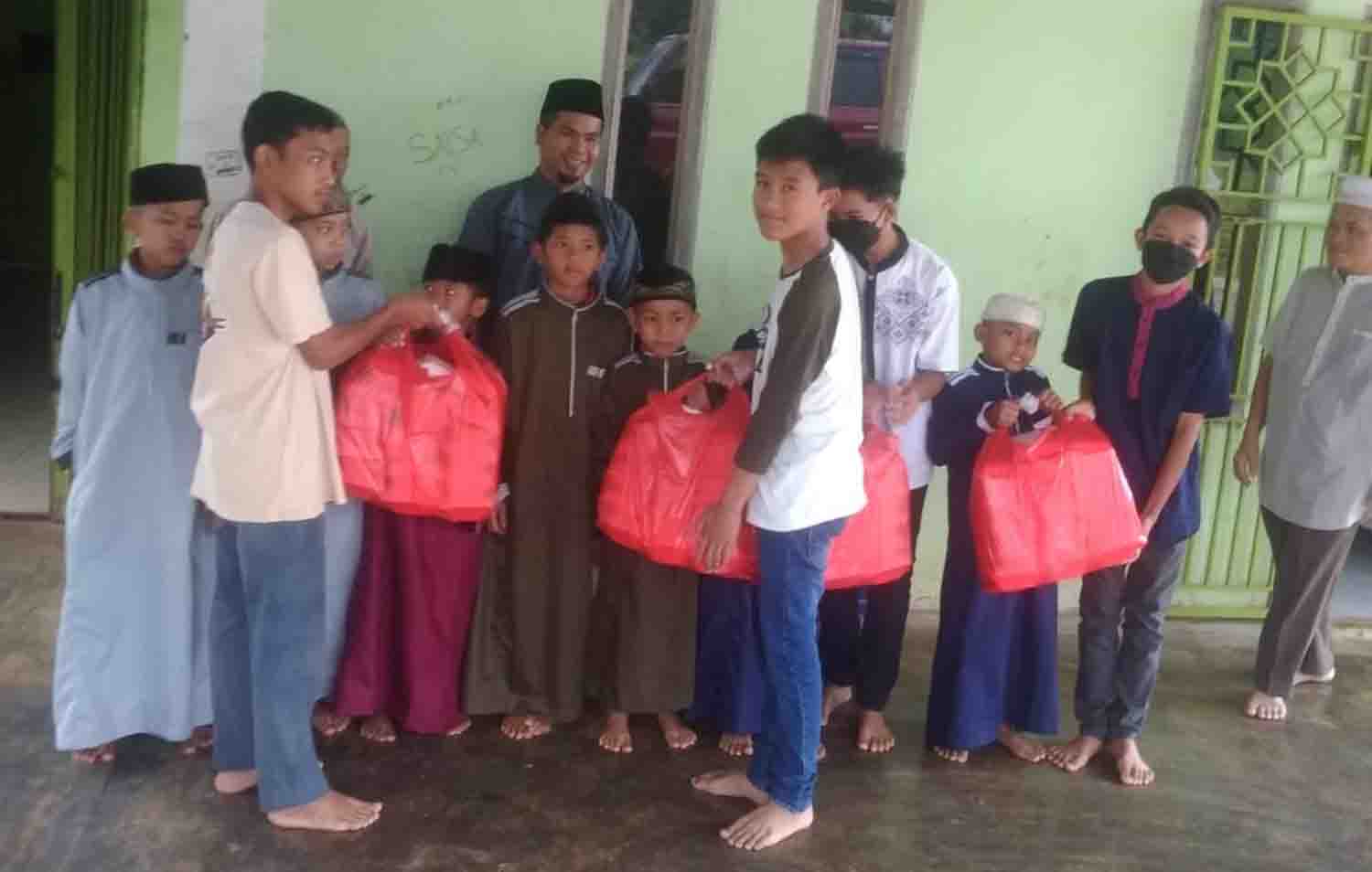 MTsN 02 Akhiri Ramadhan dengan Berbagi