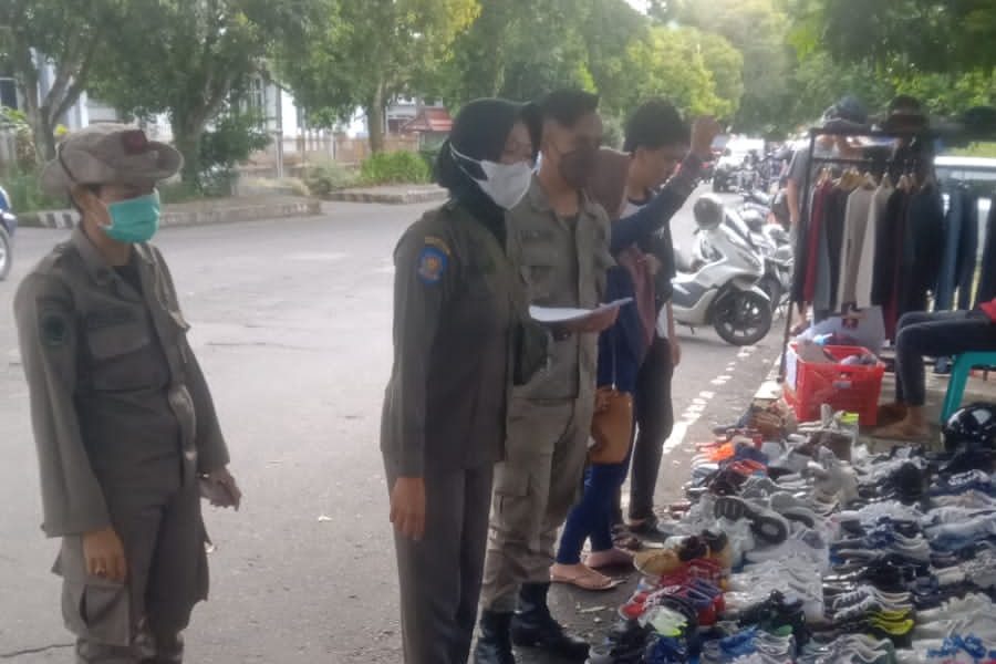 Satpol PP Tertibkan PKL dan Gepeng