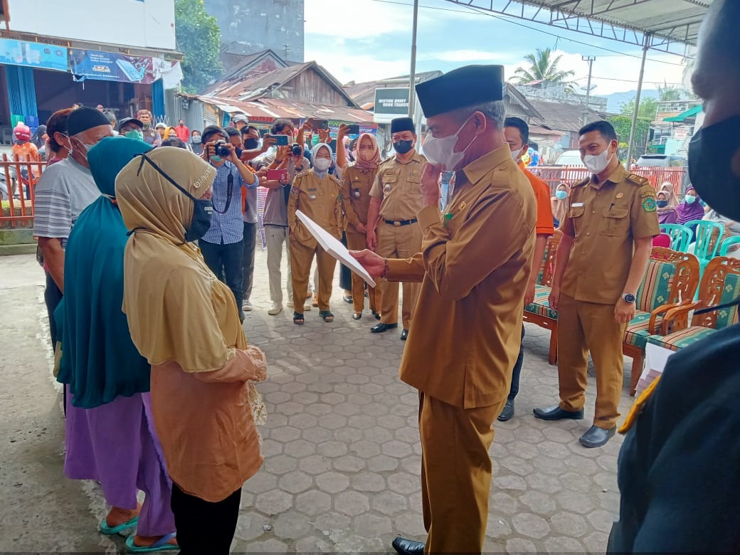 BLT Minyak Goreng Mulai Direalisasikan, Syamsul Serahkan Simbolis