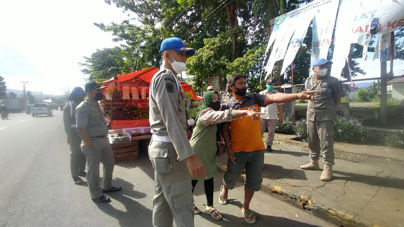 Satpol PP Pelototi Pedagang di Seputaran Taman