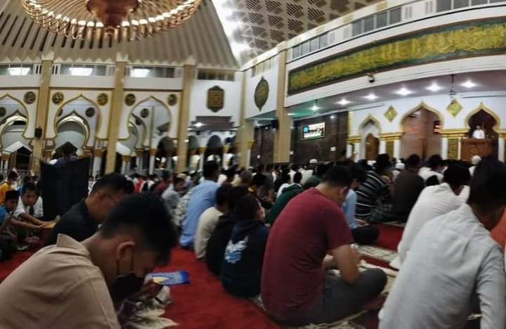 Masjid Raya Baitul Izzah Terapkan Prokes Saat Tarawih