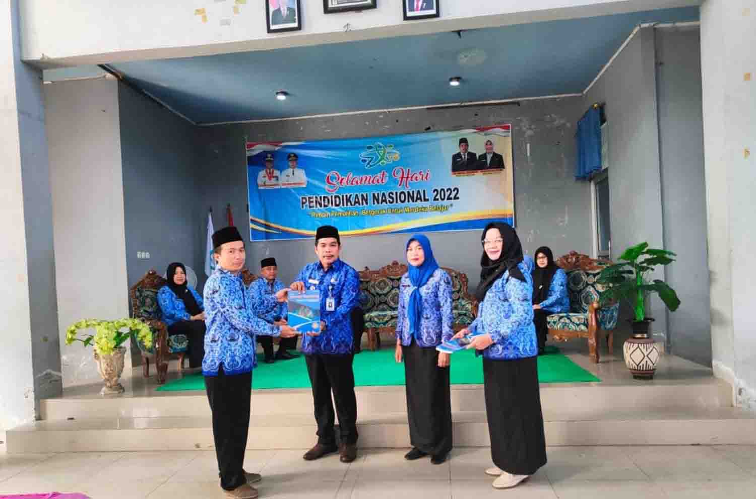 Kado Jurnal Edukasi Pendidikan pada Peringatan Hardiknas