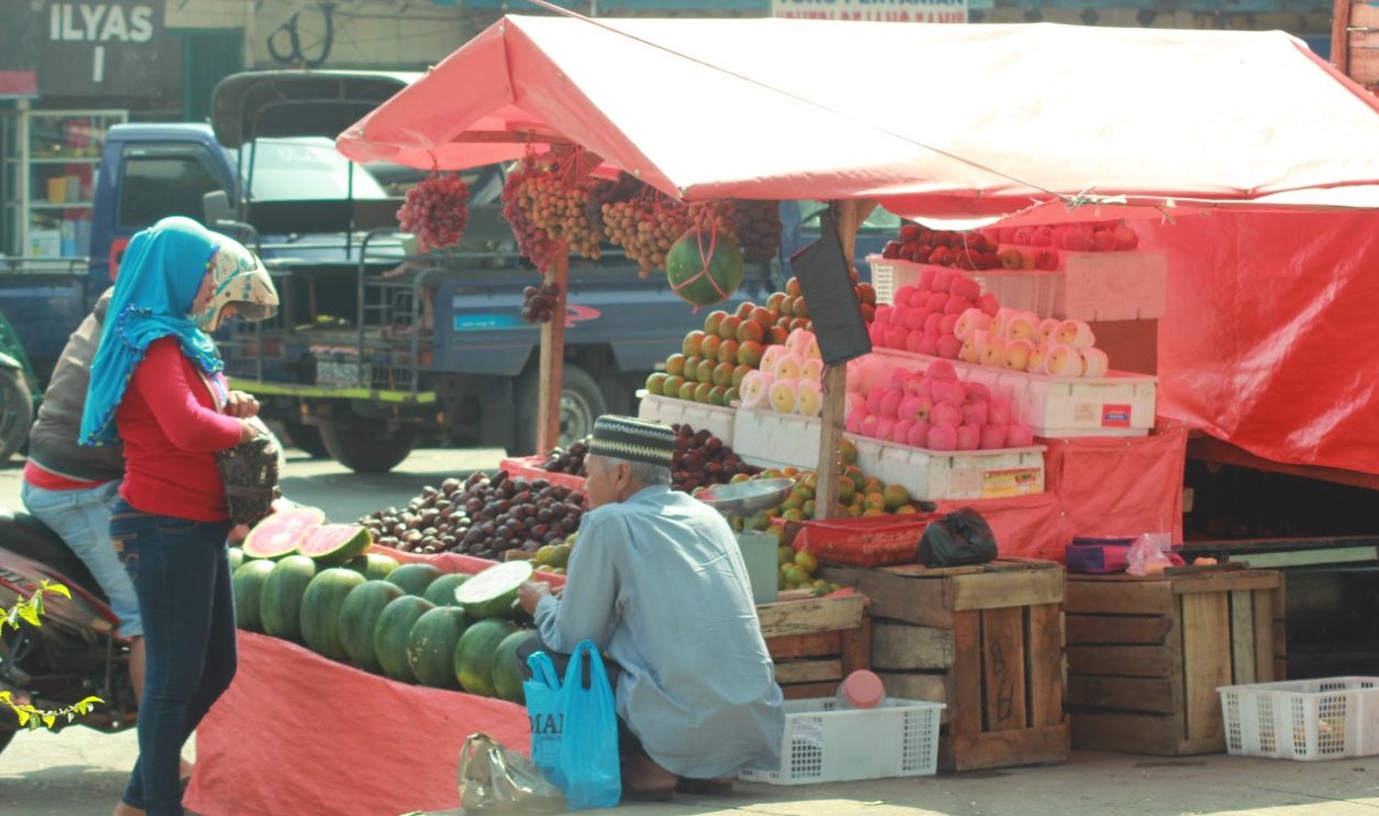 Tuntut Pindahkan Semua Pedagang Buah