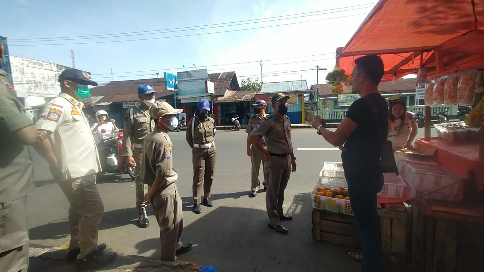 Badan Jalan Masih Jadi Opsi Andalam Untuk Pedagang Buah